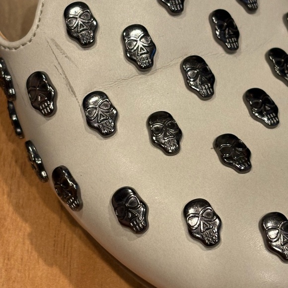 Rock & Republic Cream with Silver Skull Accents Slip on Flats Shoes Size 8.5 - Picture 3 of 10